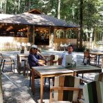 La Muma Padurii, restaurant cu terasa in padure la Edenland Park in Balotesti