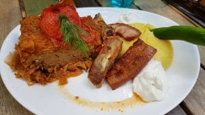 La Muma Padurii, restaurant cu terasa in padure la Edenland Park in Balotesti