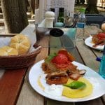 La Muma Padurii, restaurant cu terasa in padure la Edenland Park in Balotesti