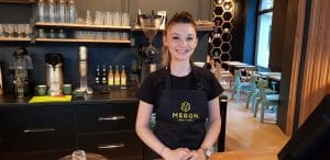 Meron, cafeneaua din Bucuresti cu chelnerite adorabile
