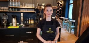 Meron, cafeneaua din Bucuresti cu chelnerite adorabile