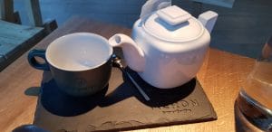 Meron, cafeneaua din Bucuresti cu chelnerite adorabile