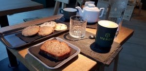 Meron, cafeneaua din Bucuresti cu chelnerite adorabile