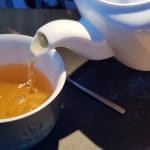 Meron, cafeneaua din Bucuresti cu chelnerite adorabile