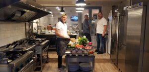 Cheful Cucinetta gatind in bucatarie