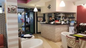 Sky Bistro, mic restaurant in care se fumeaza in zona Mihai Bravu