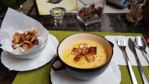 Sky Bistro, mic restaurant in care se fumeaza in zona Mihai Bravu