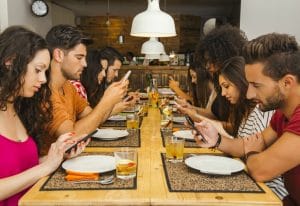 Vorbitul la telefon la restaurant