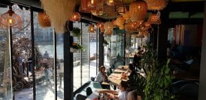 Aici, restaurant pe malul Dambovitei pe Splai langa Biblioteca Nationala