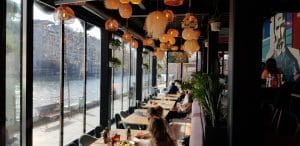 Aici, restaurant pe malul Dambovitei pe Splai langa Biblioteca Nationala