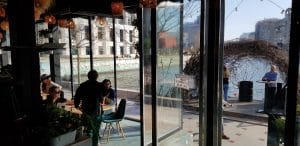 Aici, restaurant pe malul Dambovitei pe Splai langa Biblioteca Nationala