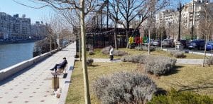 Aici, restaurant pe malul Dambovitei spre Biblioteca Nationala, pe Splaiul Unirii