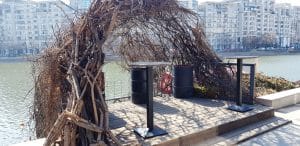 Aici, restaurant pe malul Dambovitei spre Biblioteca Nationala, pe Splaiul Unirii