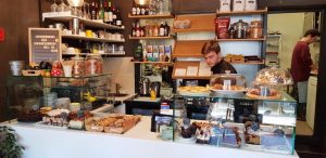 Crocant, mic bistrou si patiserie la Piata Romana din Bucuresti