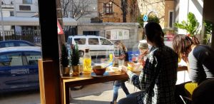 Crocant, mic bistrou si patiserie la Piata Romana din Bucuresti