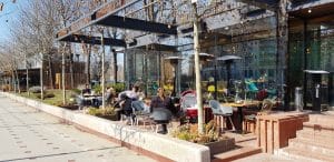 Moon Brasserie pe malul Dambovitei pe Splai la Piata Unirii