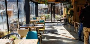 Moon Brasserie pe malul Dambovitei pe Splai la Piata Unirii