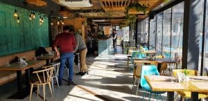 Moon Brasserie pe malul Dambovitei pe Splai la Piata Unirii