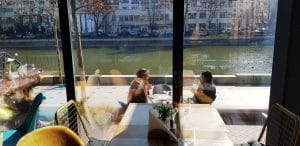 Moon Brasserie pe malul Dambovitei pe Splai la Piata Unirii