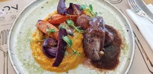 Moon Brasserie pe malul Dambovitei pe Splai la Piata Unirii