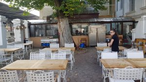 Politică și Delicatețuri, un restaurant al lui Mircea Dinescu