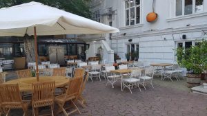 Politică și Delicatețuri, un restaurant al lui Mircea Dinescu