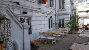 Politică și Delicatețuri, un restaurant al lui Mircea Dinescu