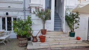 Politică și Delicatețuri, un restaurant al lui Mircea Dinescu