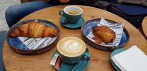 B4 Market terasa cu bistrou all day breakfast in Parcul Floreasca