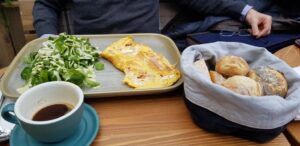 B4 Market terasa cu bistrou all day breakfast in Parcul Floreasca