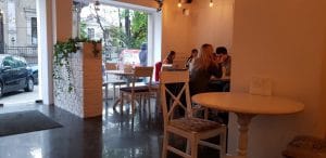 Casa Clatitelor, bistrou de fete