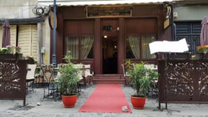 Forever Young, restaurant si club in Centrul Vechi