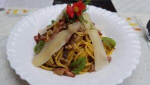 Forever Young, restaurant si club in Centrul Vechi