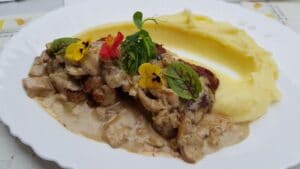 Forever Young, restaurant si club in Centrul Vechi