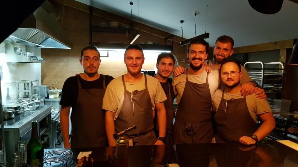 Chef Alex Petricean si oamenii lui din bucatarie