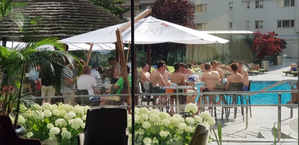 Terasa cu piscina a hotelului Radisson Blu din Bucuresti