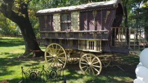 Caleasca nomada din Parcul Conacului Hagianoff de pe Domeniul Manasia