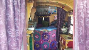 Caleasca nomada din Parcul Conacului Hagianoff de pe Domeniul Manasia