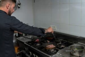 Forever Young, restaurant si club in Centrul Vechi al Bucurestiului