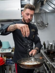 Forever Young, restaurant si club in Centrul Vechi al Bucurestiului