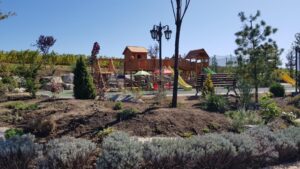 Locul de joaca din parcul conacului Casa Timis din Bucov