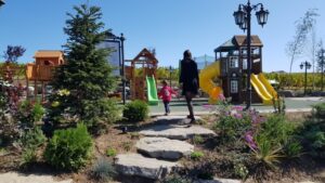 Locul de joaca din parcul conacului Casa Timis din Bucov