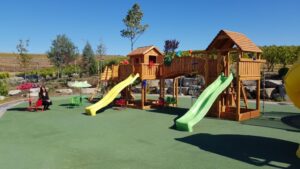 Locul de joaca din parcul conacului Casa Timis din Bucov