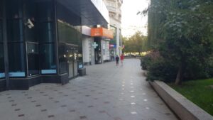 Piata Alba Iulia din Bucuresti, cu numeroase restaurante