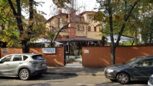 Restaurant cu bucatarie romaneasca creativa terasa