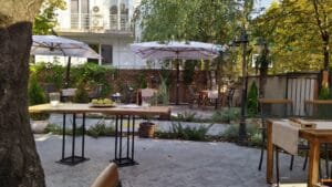 Restaurant cu bucatarie romaneasca creativa terasa