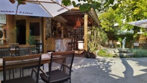 Restaurant cu bucatarie romaneasca creativa terasa