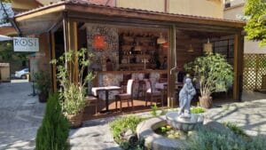 Restaurant cu bucatarie romaneasca creativa terasa