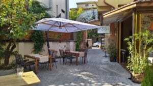 Restaurant cu bucatarie romaneasca creativa terasa