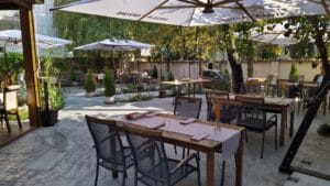 Restaurant cu bucatarie romaneasca creativa terasa